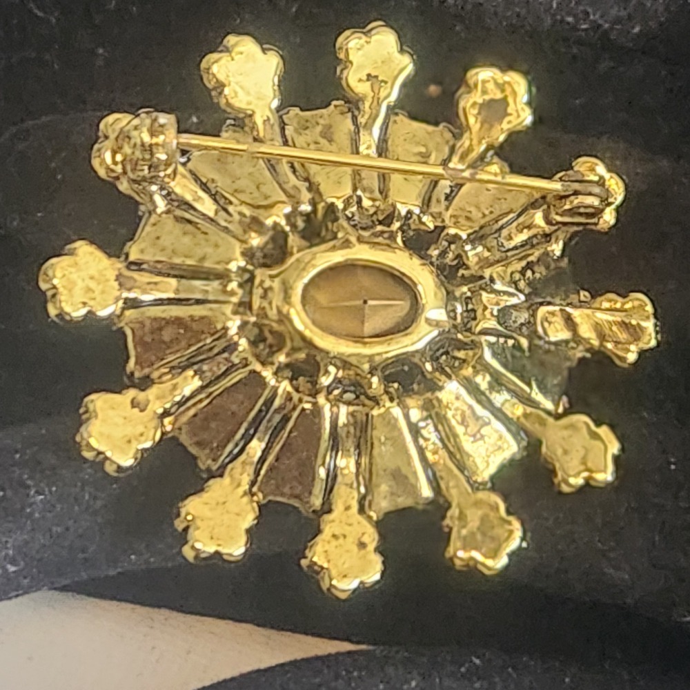 Vintage Emerald Green Sunburst Brooch Gold Tone Rhinestone Starburst Pin 1.5" - Picture 4 of 10
